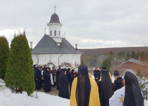 Înmormântarea unei monahii smerite  și harnice din Eparhia Dunării de Jos Poza 3257