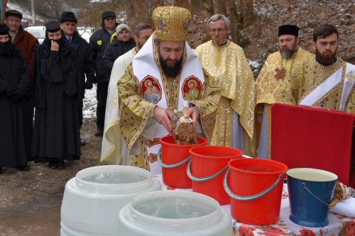 Ajunul Bobotezei  la Mănăstirea Vasiova Poza 3158