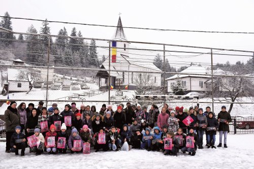 Peste 1000 de copii defavorizați din zonele rurale ale județului Brașov au primit daruri Poza 3162