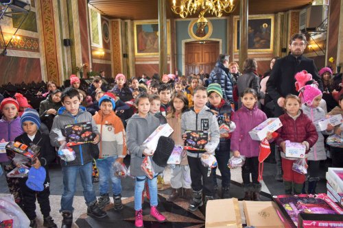 Peste 1000 de copii defavorizați din zonele rurale ale județului Brașov au primit daruri Poza 3163
