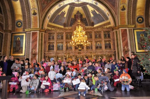 Peste 1000 de copii defavorizați din zonele rurale ale județului Brașov au primit daruri Poza 3165