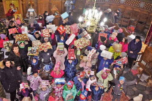 Peste 1000 de copii defavorizați din zonele rurale ale județului Brașov au primit daruri Poza 3166