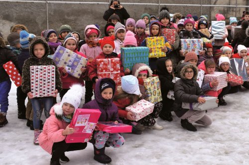 Peste 1000 de copii defavorizați din zonele rurale ale județului Brașov au primit daruri Poza 3169