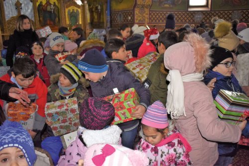 Peste 1000 de copii defavorizați din zonele rurale ale județului Brașov au primit daruri Poza 3170