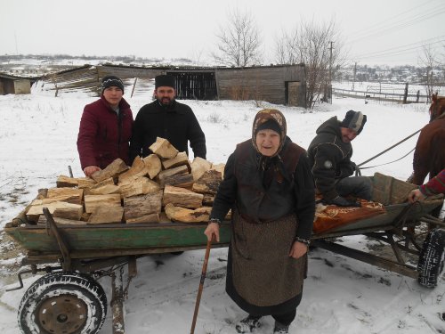 Bătrânii şi familiile nevoiaşe din Chişcăreni şi Sat Nou, ajutate cu lemne de foc de preotul paroh Poza 2610