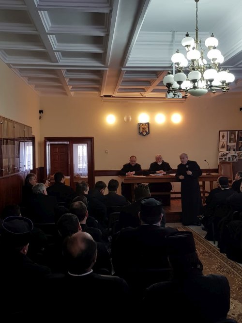 Şedinţa lunară a preoţilor din Protopopiatul Paşcani, dedicată marelui poet naţional Mihai Eminescu Poza 2364