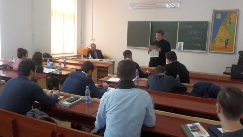 Întâlnire a studenţilor teologi ieşeni cu profesorul dr. Krastu Banev Poza 1792