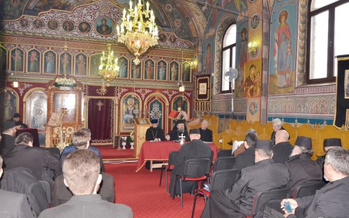Conferință cu preoții din Protopopiatul Petroșani Poza 671