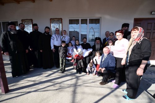 IPS Mitropolit Teofan a oficiat slujba Botezului pentru cel de-al şaptelea copil al preotului Ionuţ Alexandru Figher Poza 115296