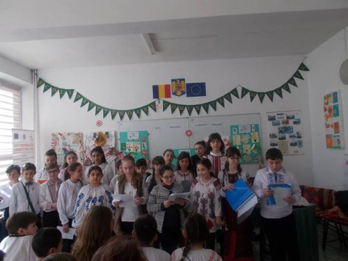 Proiectul educaţional „Lumea satului românesc oglindită în tradiţiile populare”, la Şcoala din Podu Iloaiei Poza 115226