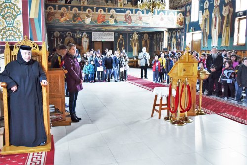 100 de copii de la școlile speciale din județul Timiș au vizitat Mănăstirea Timișeni-Șag Poza 115012