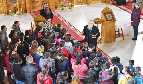 100 de copii de la școlile speciale din județul Timiș au vizitat Mănăstirea Timișeni-Șag Poza 115013