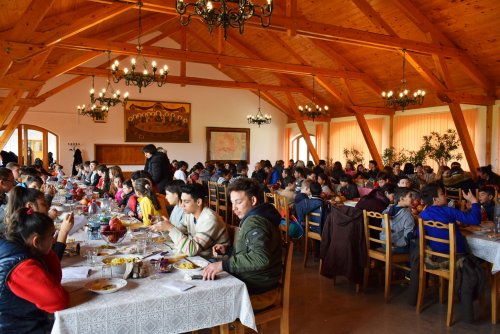100 de copii de la școlile speciale din județul Timiș au vizitat Mănăstirea Timișeni-Șag Poza 115014
