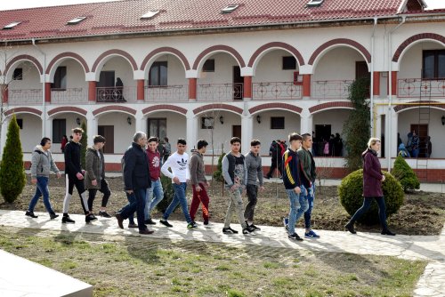 100 de copii de la școlile speciale din județul Timiș au vizitat Mănăstirea Timișeni-Șag Poza 115015