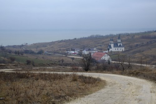 Satul din pustia cu patru locuitori și o mănăstire Poza 114605