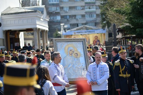 Procesiune cu sfinte icoane în centrul Bucureştiului Poza 114323