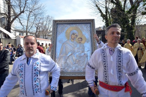 Procesiune cu sfinte icoane în centrul Bucureştiului Poza 114330