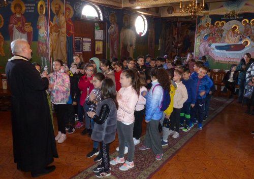 „Școala altfel” la Biserica „Sfânta Fecioară Maria”-Dristor Poza 113534