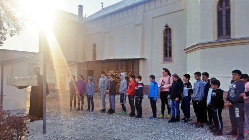 „Chemarea lemnului - chemări de toacă”, activitate cu elevii, la Biserica „Sfântul Mare Mucenic Gheorghe” - Bocsig, Arad Poza 113086