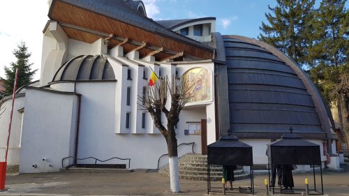 Liturghie arhierească la Biserica martirilor „In memoriam” din Suceava Poza 112882