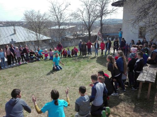 Proiectul „Copilăria la sat” - jocuri şi distracţie pentru copiii din satul Arama Poza 112810
