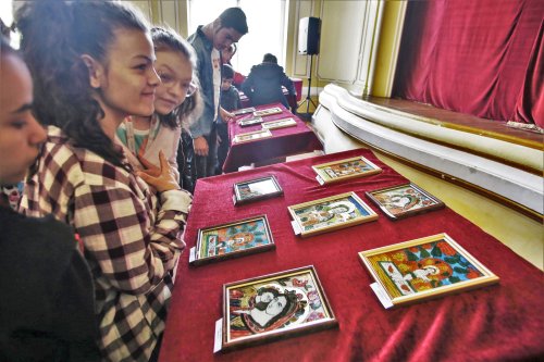Expoziție de icoane pictate de elevii din Sibiu Poza 112778