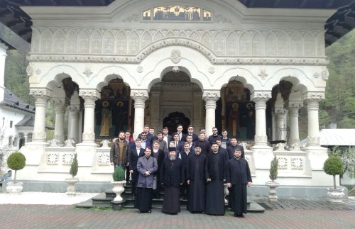 Simpozion Naţional Studenţesc la Mănăstirea Lainici Poza 112442