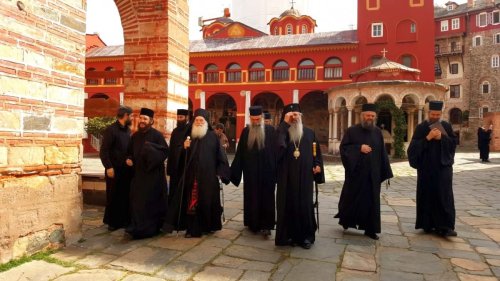 Înaltpreasfinţitul Părinte Teofan, în pelerinaj la Muntele Athos Poza 112209