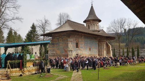 Lansarea volumului „Poeziile Măicuţeiˮ, la Mănăstirea Voroneţ Poza 111812