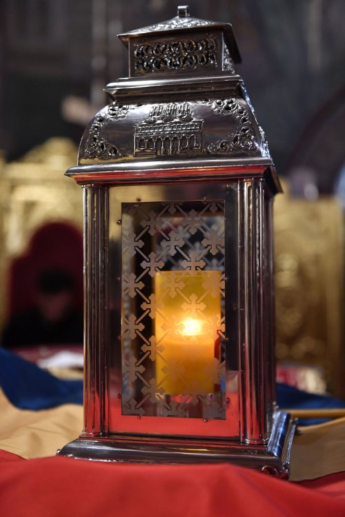 Sfânta Lumină de la Ierusalim va fi adusă în România de Sfintele Paști Poza 111834