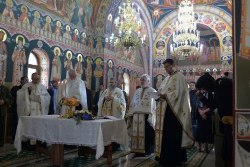 Resfinţire de biserică în parohia filantropiei creştine din Paşcani Poza 111399