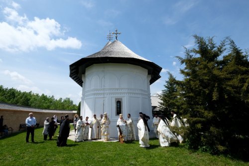 Sfințirea unei mănăstiri reînviate din Prahova Poza 115894