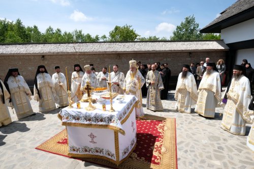 Sfințirea unei mănăstiri reînviate din Prahova Poza 115896