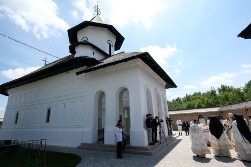 Sfințirea unei mănăstiri reînviate din Prahova Poza 116500