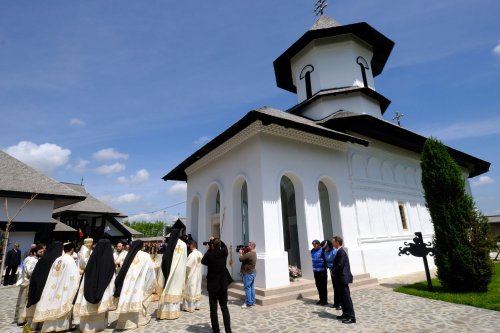 Sfințirea unei mănăstiri reînviate din Prahova Poza 116501
