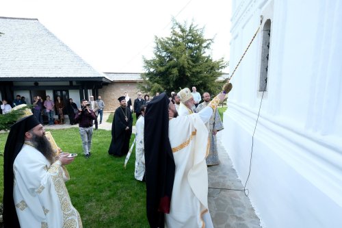 Sfințirea unei mănăstiri reînviate din Prahova Poza 116502