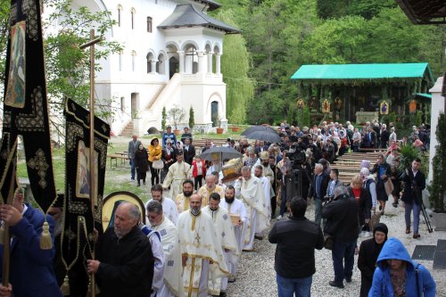 Timpul istoriei, sfinţit  la Mănăstirea Lainici Poza 115899