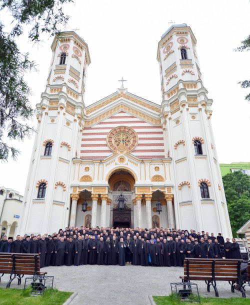 Conferință a clericilor prahoveni în Capitală  Poza 116089