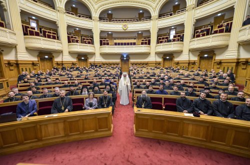 Conferință a clericilor prahoveni în Capitală  Poza 116092