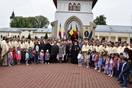 „Părintele Autocefaliei Bisericii Ortodoxe Române”, omagiat la Roman Poza 116328