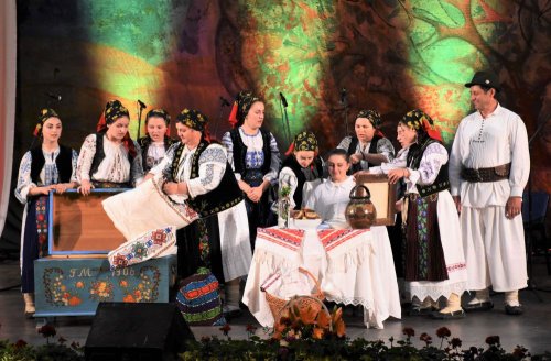 Spectacol folcloric „Reîntoarcerea la tradiții”, la Cluj-Napoca Poza 116873