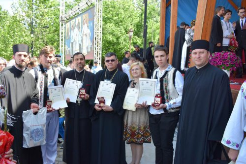 Tineri din Arhiepiscopia Romanului şi Bacăului, premiaţi de Patriarhul României Poza 116890