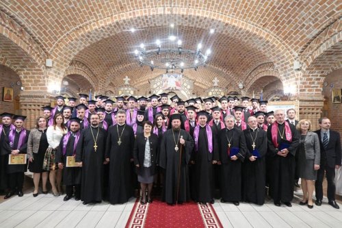 Festivitatea de absolvire a studenţilor şi masteranzilor de la Teologie Pastorală din Baia Mare Poza 117120
