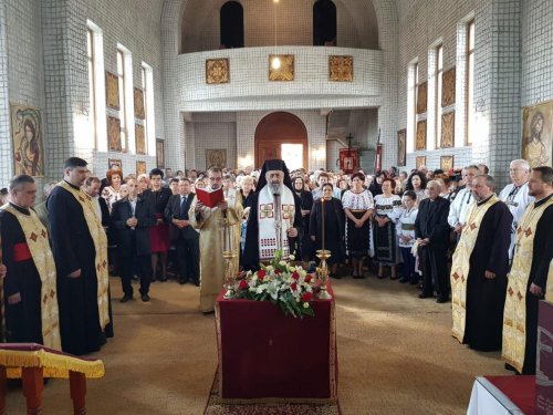 Slujbă de binecuvântare a unei noi biserici din Reghin, Mureș Poza 117121
