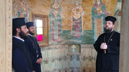 Rugăciune în biserica Schitului românesc de la Iordan Poza 117344