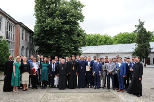 O nouă generație de absolvenți ai Liceului Ortodox din Oradea Poza 117962
