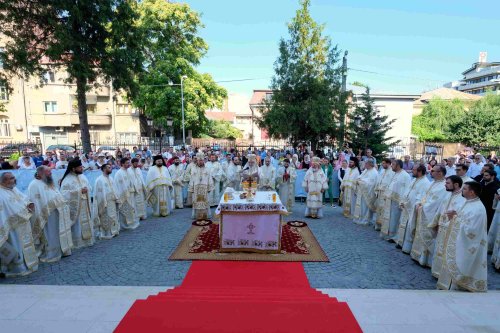 Patriarhul României a sfințit Biserica „Sfântul Spiridon” Nou Poza 118771