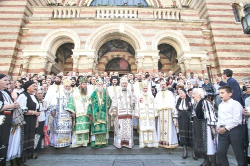 Slujiri arhierești și hramuri la praznicul Sfintei Treimi Poza 118943