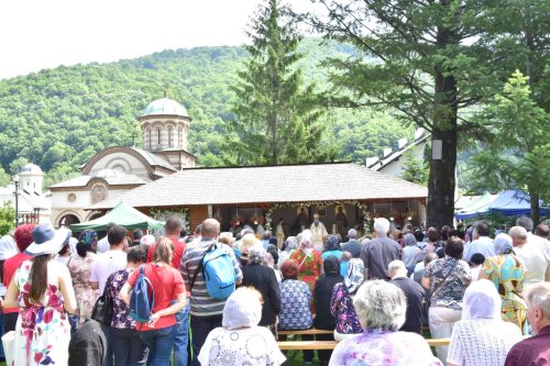 Sute de credincioşi la hramul Mănăstirii Cozia Poza 119104