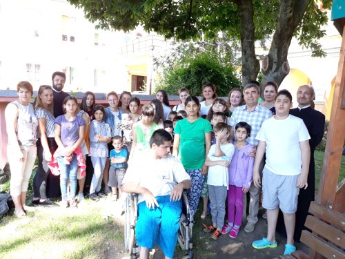 Elevi sibieni, parteneri în ajutorarea copiilor de la „Prichindelul” Poza 119348